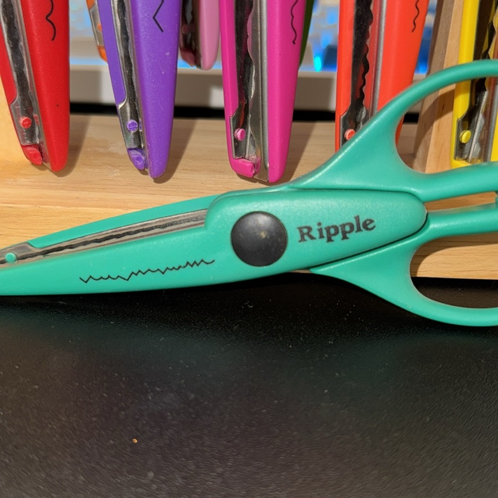 Craft Scissors, 12 different Cutting Designs, EUC - Picture 9 of 16